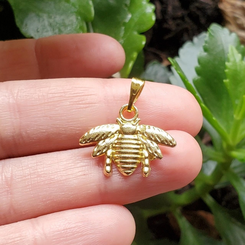 New Gold Bee Charm / Pendant - Picture 2 of 13